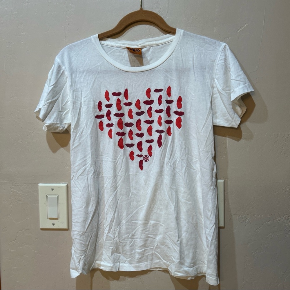 Tory Burch t-shirt with a red and pink lip print Size L